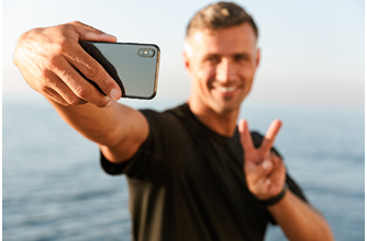 mann tar selfie ombord i båt.png