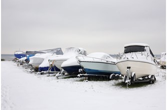 flere båter som ligger på land om vinteren.jpg
